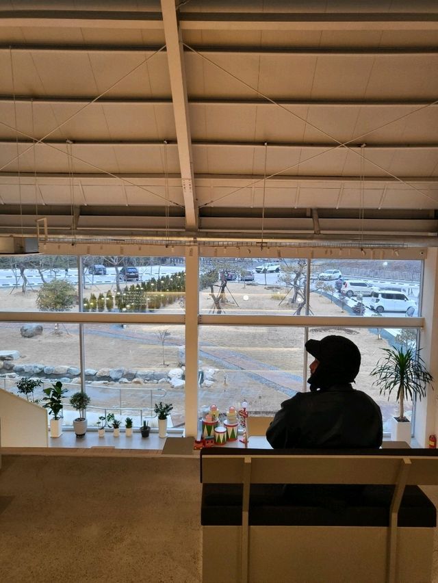 봄이 더 기대되는 낭만가득 함안 대형카페