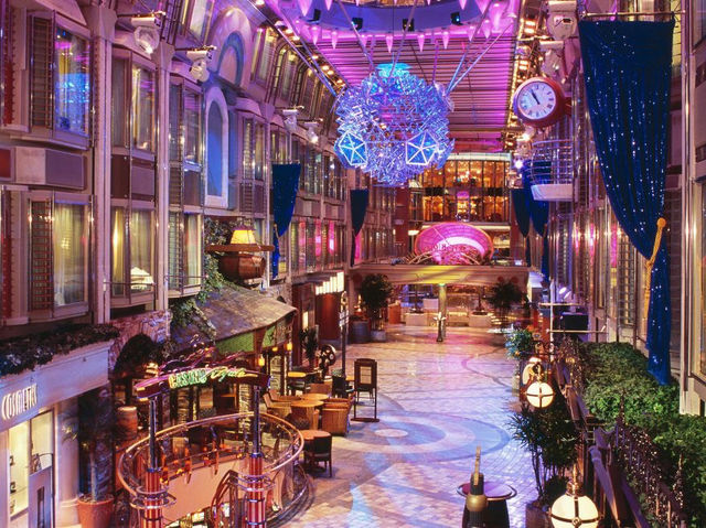 Mariner of the Seas 🚀: A Solo Traveler’s Thrill-Packed Adventure!