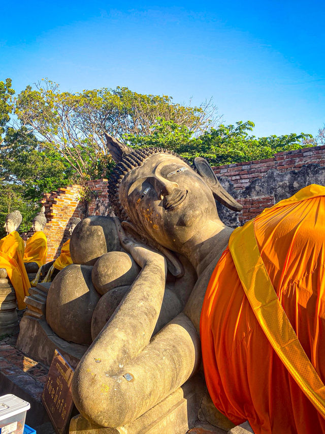 กราบ “พระนอน” องค์ใหญ่ที่ วัดพุทไธศวรรศ์