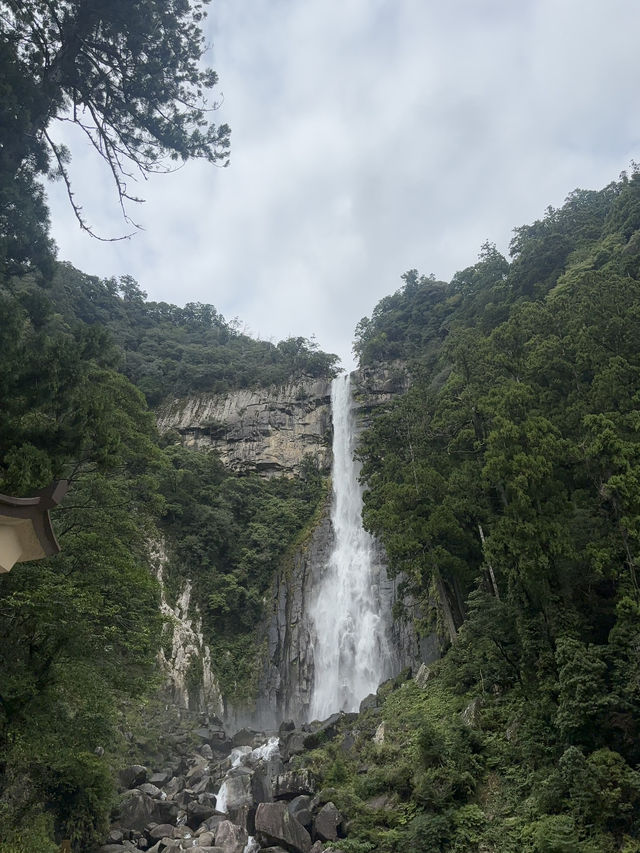 那智瀑布：日本三大瀑布之一的壯觀景色🌊💦