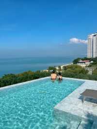 ใกล้ชิดทะเลและป่าโกงกางที่ Bayphere Pattaya 