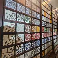 พาชมร้านกระเบื้องเก่าแก่ และแกลลอรี่จากกระเบื้อง