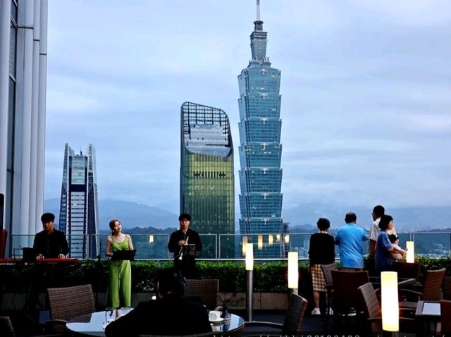 台北最美景觀牛排館就在莫爾頓牛排館，Power Hour超值小點，喝調酒看101高空夜景，超chill