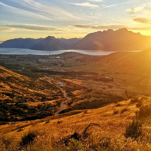 Spring in Queenstown: Lakes, Peaks & Adventure