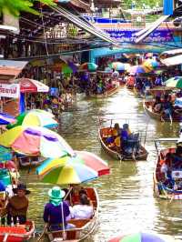 色とりどりの小舟が並ぶ、タイの伝統が息づく水上マーケット体験🇹🇭🚤✨