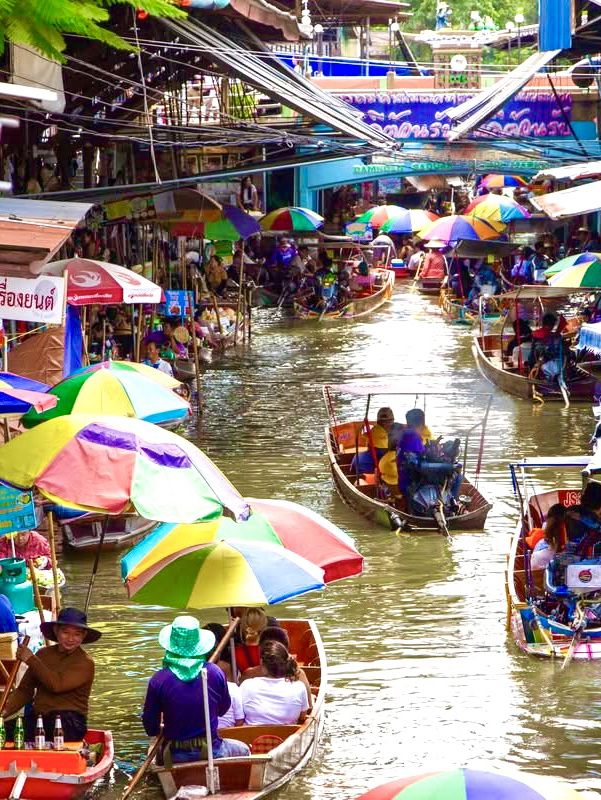 色とりどりの小舟が並ぶ、タイの伝統が息づく水上マーケット体験🇹🇭🚤✨