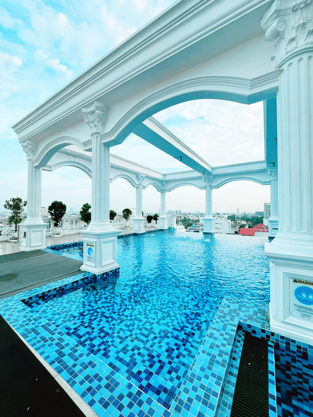 Serene City Escape: Infinity Pool Bliss at Adimulia