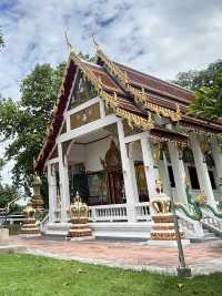 แวะสักการะ •ท้าวเวสสุวรรณ• แห่งวัดลาดบัวขาว