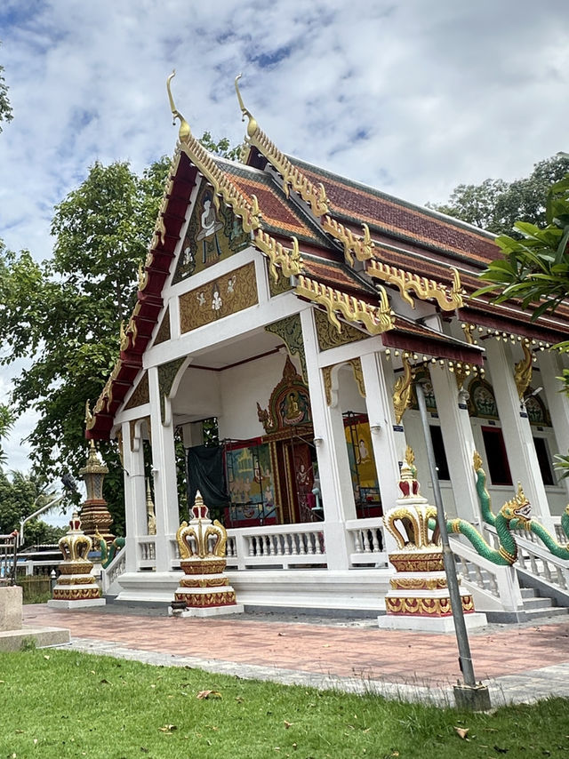 แวะสักการะ •ท้าวเวสสุวรรณ• แห่งวัดลาดบัวขาว