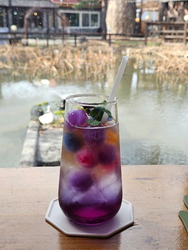 가평 감성카페 오롯이꽃연못 정원 바라보며 즐기는 꽃차와 디저트 맛집
