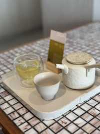 More style than substance at pricey cafe
