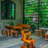  คาเฟ่ในป่าบรรยากาศสบายตาเขียวชะอุ่ม