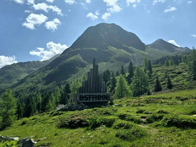 雲の下、山の静けさとともに過ごす時間。オーストチロルの風景は、心の奥まで澄み渡る。