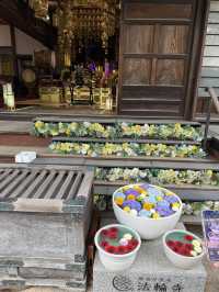 花手水と切り絵の御朱印が美しいお寺