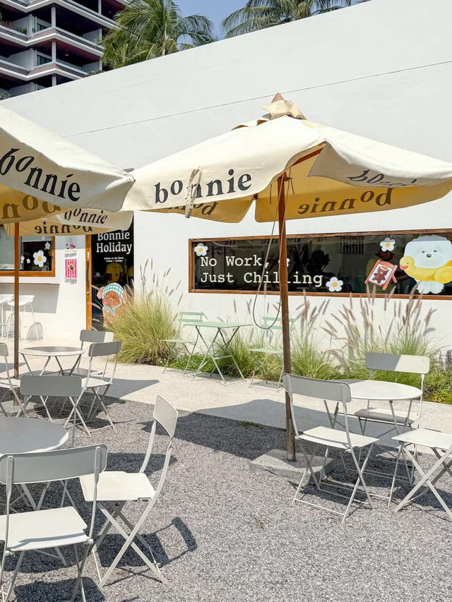 🌴 チャーアム×ホアヒンの間にある隠れ家ビーチカフェ「bOnnie on the beach」。 ミニマルデザイン×海