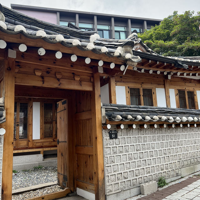 북촌길을 함께 걷고 인사동에서 기념품도 사고 함께해요