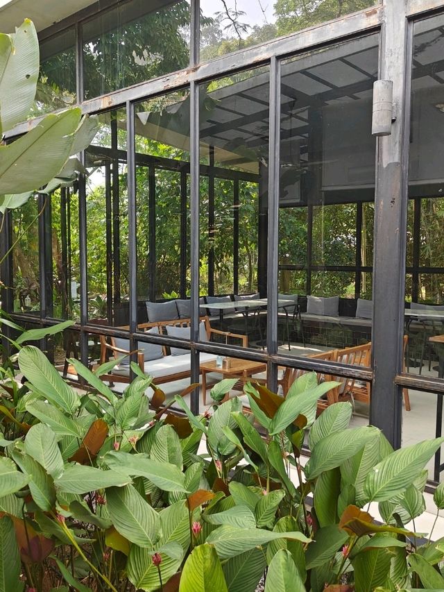 The Hidden Resort & Restaurant รีสอร์ทลับในป่า