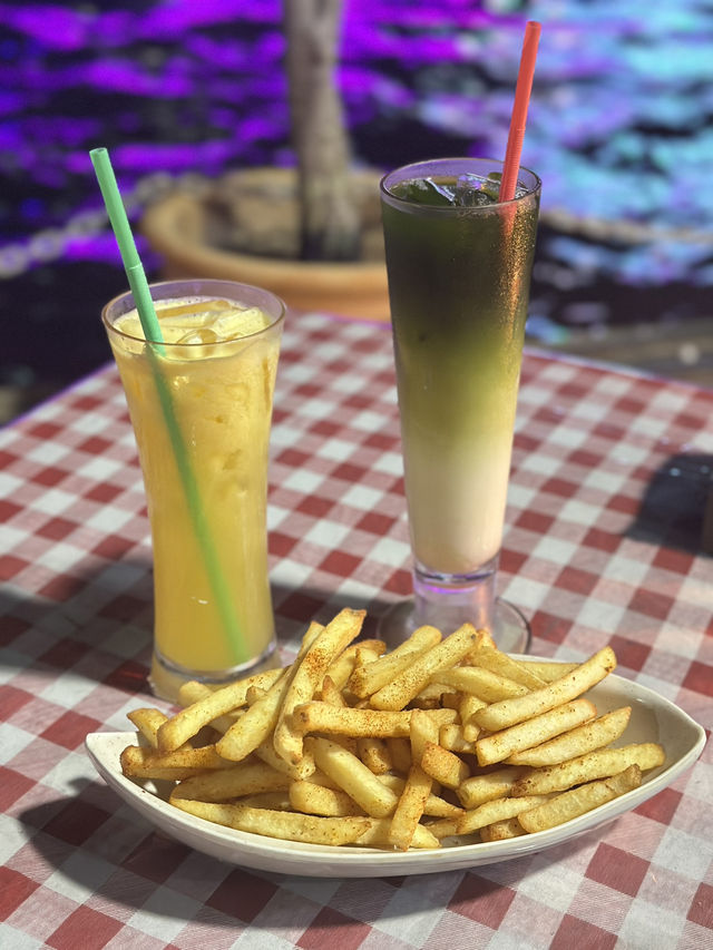 Light Bites, Heavy Vibes – Dutch Harbour Café Delivers Melaka Magic