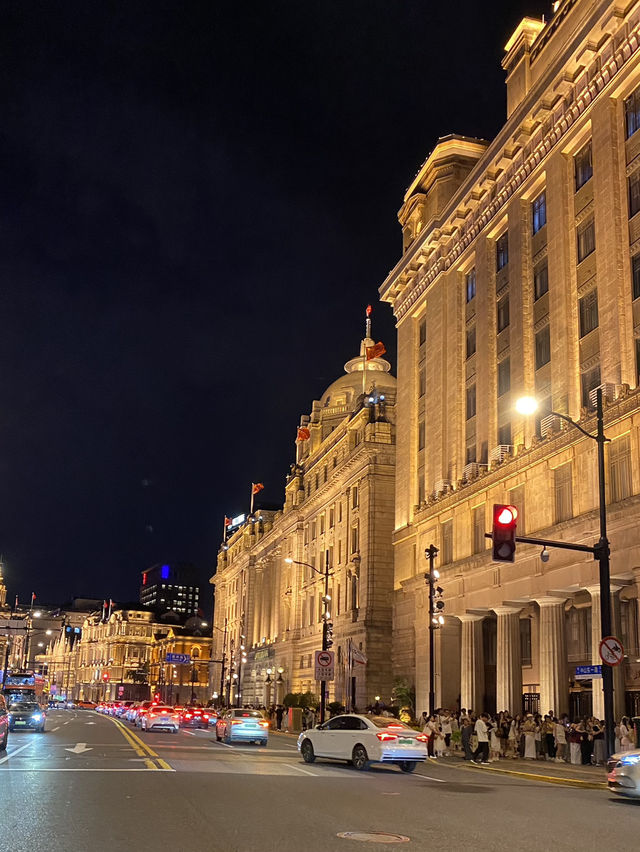 上海外灘，看夜景，也看上海的新與舊。