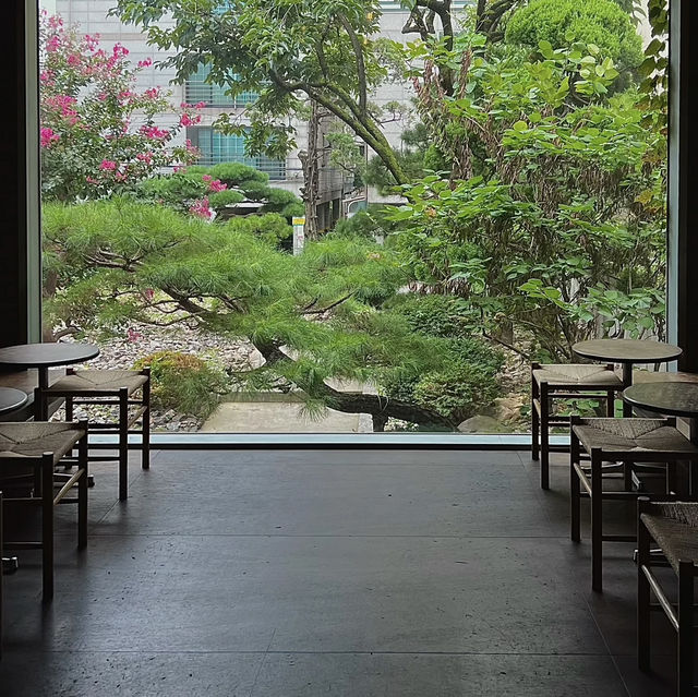 Industrial Soul Meets Slow Coffee – My Visit to Anthracite Seogyo, Seoul
