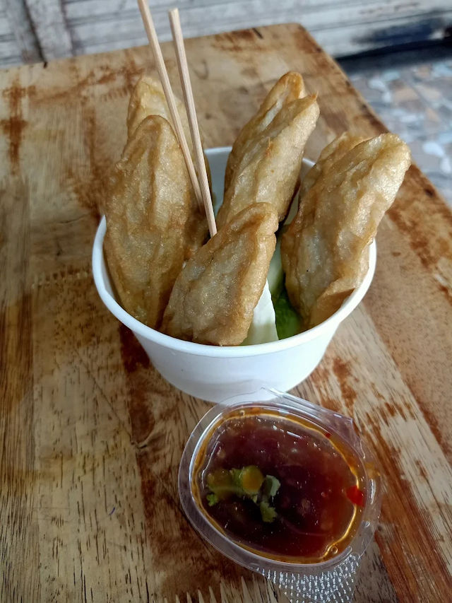 🍽️✨ เปิดตำนานร้านดังในตำนาน “โกเบนซ์ ข้าวต้มแห้ง”