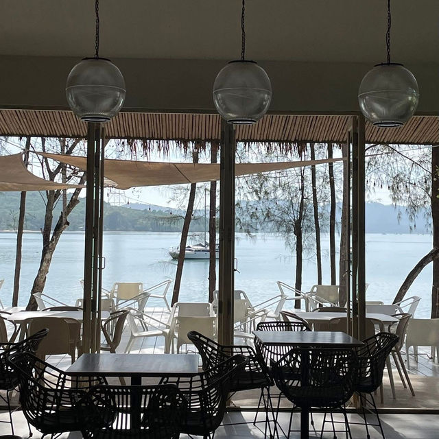 📍 The PlayYard Phuket – คาเฟ่ริมทะเลสไตล์แคมป์ปิ้