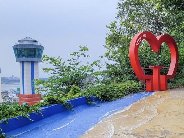 Donghae Nongoldam-gil: A Solo Traveler’s Art-Filled Coastal Stroll"** 🎨🌊