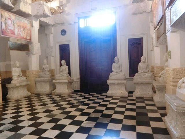 【スリランカ🇱🇰キャンディ】ダラダー・マーリガーワ寺院