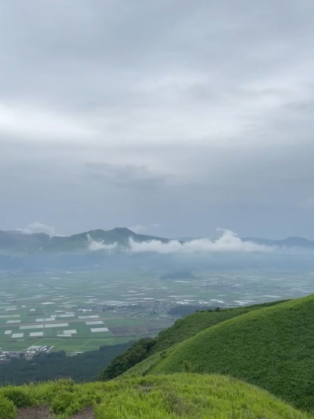 【大観峰】阿蘇五岳を一望！心が広がる絶景パノラマスポット🌄💨 阿蘇エリアの中でも特に人気の絶景スポット「大観峰」。 