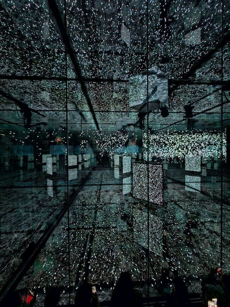 鏡面が揺れる未来建築。リアルと仮想が交錯する null² の世界