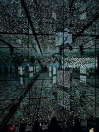 鏡面が揺れる未来建築。リアルと仮想が交錯する null² の世界🌐🪞