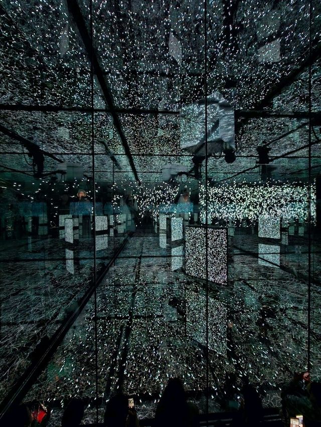 鏡面が揺れる未来建築。リアルと仮想が交錯する null² の世界🌐🪞