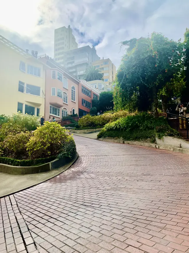 九曲花街｜世界最彎曲街道的花園迷宮 🌺