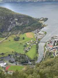 북유럽의 품에 안긴 마을, 플롬