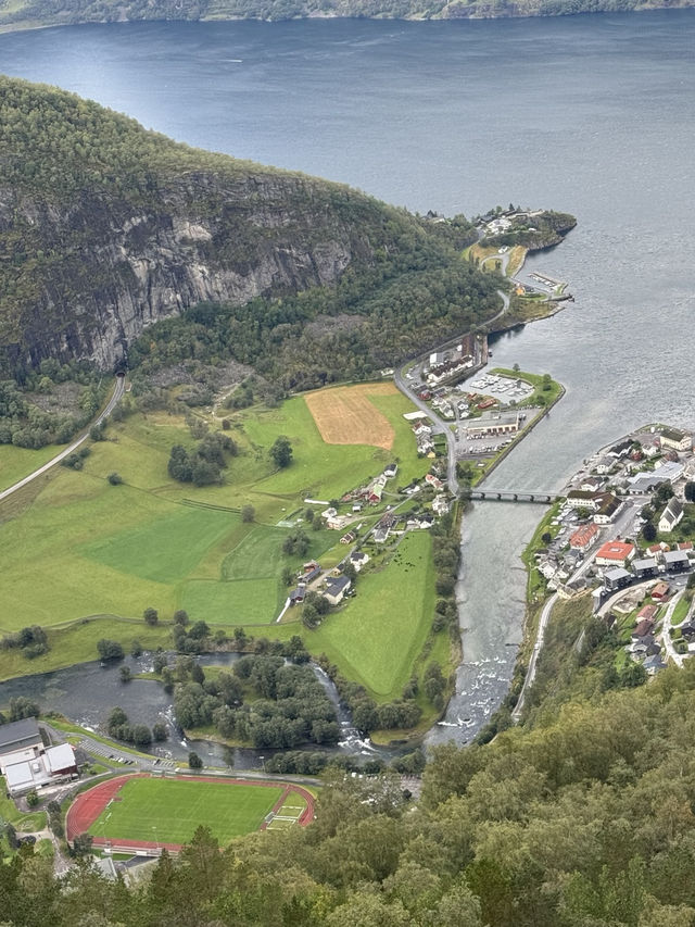 북유럽의 품에 안긴 마을, 플롬