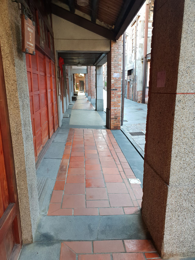 🕌 Longshan Temple & Hidden Alleyway Charm: A Tale of Two Taipei Treasures 🕌 Longshan Temple & Hidden Alleyway Charm: A Tale of Two Taipei Treasures