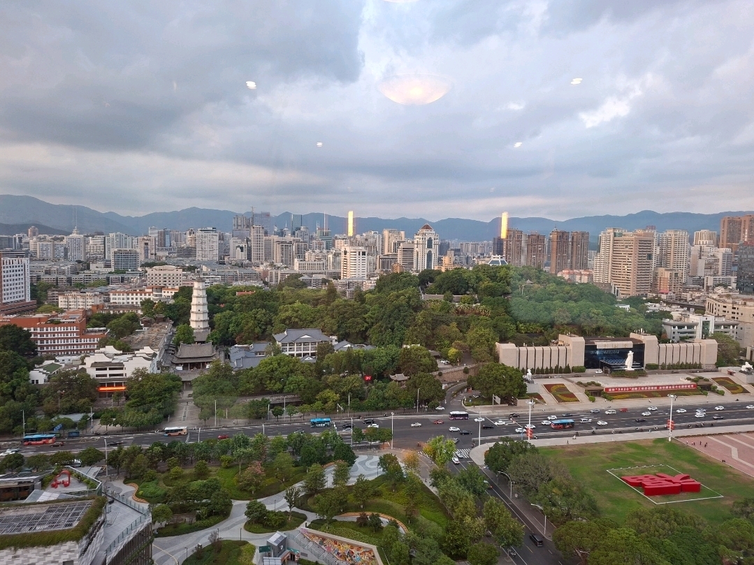 踏上福州之旅，開啟一段精彩的旅程。這座城市充滿活力，街區風情濃鬱，自然景觀蔥鬱，歷史底蘊深厚，在此完美融合。福州坐落於中國東南沿海，傳統與現代在此交相輝映：古老的寺廟與綠樹成蔭的公園相映成趣，熙熙攘攘的市場延伸至江畔步道，空氣中瀰漫著正宗福建美食的香氣。

無論您是被歷史悠久的三巷七巷等文化瑰寶所吸引，還是渴望探索週邊的山巒和溫泉，福州都能為您提供無限的發現機會。您可以徒步穿越雲霧繚繞的森林小徑，漫步於古色古香的街道，或在俯瞰靜謐水道的茶館中放鬆身心。

