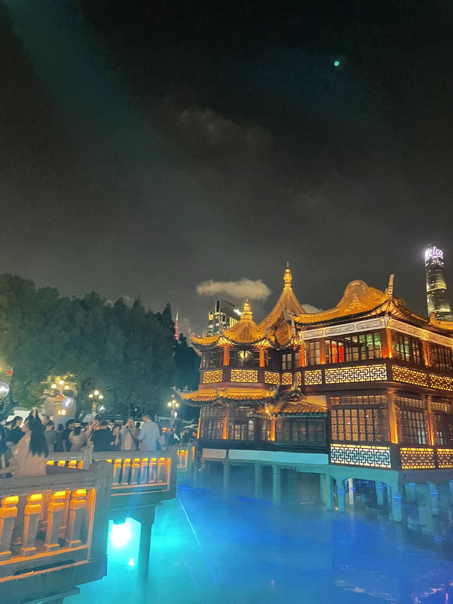 夜晚建築燈海下的人文風景🌃 夜晚建築燈海下的人文風景🌃