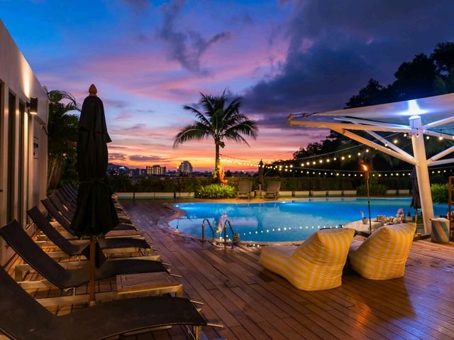 ที่พักบนเนินเขามองวิวหาดป่าตองได้เต็มตา เงียบสงบ