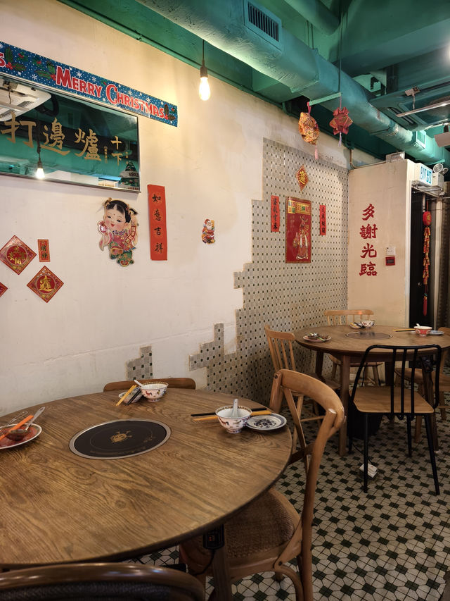 七十年代風裝修火鍋店，抵食二人套餐