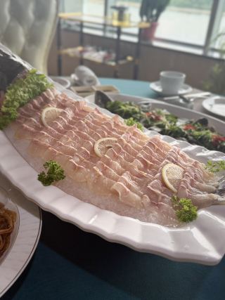 平壤：海鮮餐廳。極尚活鱘魚刺身——必試推介！