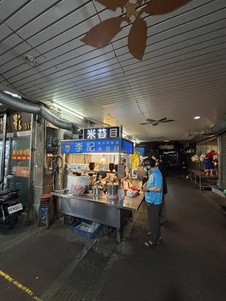 🥣【新竹巨無霸市集】一甲子客家靈魂！✨ 鐵板現炒米苔目與消暑碎冰兩吃 🧊