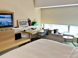 位於沙田石門的香港沙田萬怡酒店(Courtyard by Marriott Hong Kong Sha Tin),是萬豪集團旗下主打現代與高性價比的四星級國際品牌酒店。它依傍著風景如畫的城門河畔,巧妙地在繁華都市與寧靜自然之間取得平衡,無論是想要一場高質感的慢活 Staycation,還是商務出行,都是極受歡迎的熱門之選。
🌟 亮點一:城門河畔的開揚景致與極便交通
酒店坐落於城門河畔,周圍環境清幽,不少房間都能飽覽波光粼粼的河景與沙田市景。交通配套亦非常完善,步行至港鐵石門站(屯馬線)僅需 5 分鐘,鄰近更有京瑞廣場,齊集各式街坊美食、台式茶飲與超市,生活配套極其便利。
🛏️ 房間設計:簡約現代與開闊視野
酒店擁有 524 間設計時尚現代的客房,以溫暖的木質調與柔和色系為主,採光度極佳:
 豪華河景房:配備寬敞的落地大玻璃窗,讓你一醒來就能看著靜謐的城門河,頓時撫平都市生活的壓力。
 貼心細節:床鋪承托力極佳,並設有寬敞的工作檯與舒適躺椅,空間感在同價位酒店中表現亮眼。
🍸 頂樓酒吧 LEVELthirty:新界東的璀璨夜景
位於 30 樓頂層的 LEVELthirty Lounge & Bar 是酒店的靈魂所在。這裡設有戶外露天雅座,能以 180 度無遮擋的超廣角視野俯瞰城門河畔、沙田馬場以及吐露港的迷人景致。在黃昏或入夜後,一邊吹著微風,一邊品嚐調酒師調製的精緻雞尾酒,氛圍浪漫至極。
🍽️ 豐富餐飲與休閒設施
 MoMo Café:位於 2 樓,其自助餐在區內口碑極佳。提供即開生蠔、鱈場蟹腳等冰鎮海鮮、現切燒牛肉,以及多款精緻 Mövenpick 雪糕,性價比高,極受一家大小歡迎。
 戶外室外泳池:環境被翠綠植物包圍,水質乾淨,是夏日消暑暢泳、享受日光浴的都市綠洲。
 24小時健身房:配備完善的帶氧及重訓器材,讓你在旅途中也能維持運動習慣。
總結:沙田萬怡酒店憑藉萬豪集團一貫的優質服務、絕美的城門河景、頂樓酒吧的浪漫夜景,以及非常親民的價格,為旅客提供了一個高質素、無負擔的「慢活」避靜空間。
