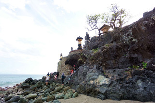 [Lombok, Indonesia] Pura Batu Bolong: A Sacred Balinese Temple Perched on Sea Cliffs – Experience Ultimate Serenity