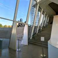 OCMA：🎨  Thom Mayne 打造的藝術殿堂，免費享受藝術與建築之美！