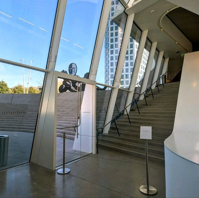 OCMA：🎨  Thom Mayne 打造的藝術殿堂，免費享受藝術與建築之美！