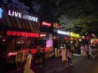 白天的茶樓、夜晚的酒吧、九眼橋酒吧街的節奏