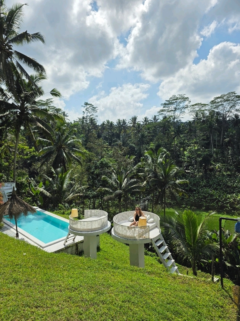 🗺️Gambaran Destinasi
📍Rencana Perjalanan:

👉Hari 1:
🧭Rute
Bandara ke Villa Plataran

✈️Transportasi
Pesan penjemputan bandara melalui Trip.com

🥘Makanan
Pesan melalui Grab dan bersantai di villa
🏠Akomodasi
1. Villa Canggu by Plataran

👉Hari 2:

🥘Makanan
Ina Re Bali

🏠Akomodasi
1. Villa Canggu by Plataran

👉Hari 3:
🧭Rute
Canggu ke Kuta

✈️Transportasi
Grab
🏖️Atraksi Wajib Dikunjungi
Beachwalk, Finns
🥘Makanan
Mamas German Food
🏠Akomodasi
1. Villa Canggu by Plataran

👉Hari 4:

🏖️Atraksi Wajib Dikunjungi
Berkuda, La Plancha
🥘Makanan
Sambal Bakar untuk makanan khas Indonesia
🏠Akomodasi
1. Villa Canggu by Plataran

👉Hari 5:
🧭Rute
Canggu ke Ubud
✈️Transportasi
Grab
🥘Makanan
Baliwood Indian Cuisine di Ubud (JANGAN kunjungi tempat ini, rasa makanannya sangat buruk)
🏠Akomodasi
1. The Sankara Suites and Villas
2. Villa Canggu by Plataran

👉Hari 6:
🧭Rute
Ke ATV ride
✈️Transportasi
Pesan perjalanan melalui bagian aktivitas di Trip.com dan mereka akan memberikan penjemputan pribadi
🏖️Atraksi Wajib Dikunjungi
ATV ride, Ayung rafting, dan akhiri hari dengan pijat di Samana Aksata Spa
🥘Makanan
Arabian Nights di Ubud
🏠Akomodasi
1. The Sankara Suites and Villas

👉Hari 7:

🏖️Atraksi Wajib Dikunjungi
Jalan-jalan di Ubud dan sisihkan waktu untuk berbelanja (pastikan Anda melakukan tawar-menawar)

🏠Akomodasi
1. Woy Woy Escape Brasilia, jangan lewatkan fitur malam film mereka

👉Hari 8:
🧭Rute
Woy Woy ke Firefly (hanya jika Anda suka petualangan)

🏖️Atraksi Wajib Dikunjungi
Firefly adalah pengalaman yang luar biasa
🥘Makanan

🏠Akomodasi
1. Firefly

👉Hari 9:
🧭Rute
Ubud ke Kuta
✈️Transportasi
Grab

🥘Makanan
K Circle, ini adalah pengalaman

🏠Akomodasi
Best Western Resort

👉Hari 10:
🧭Rute
Jalan-jalan di Kuta

🥘Makanan
Darbar Indian Cuisine
🏠Akomodasi
Best Western Resort

👉Hari 12:
🧭Rute
Beres-beres dan berangkat ke bandara