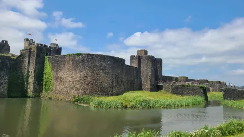 Largest Castle in Wales — traveler post in Caerphilly