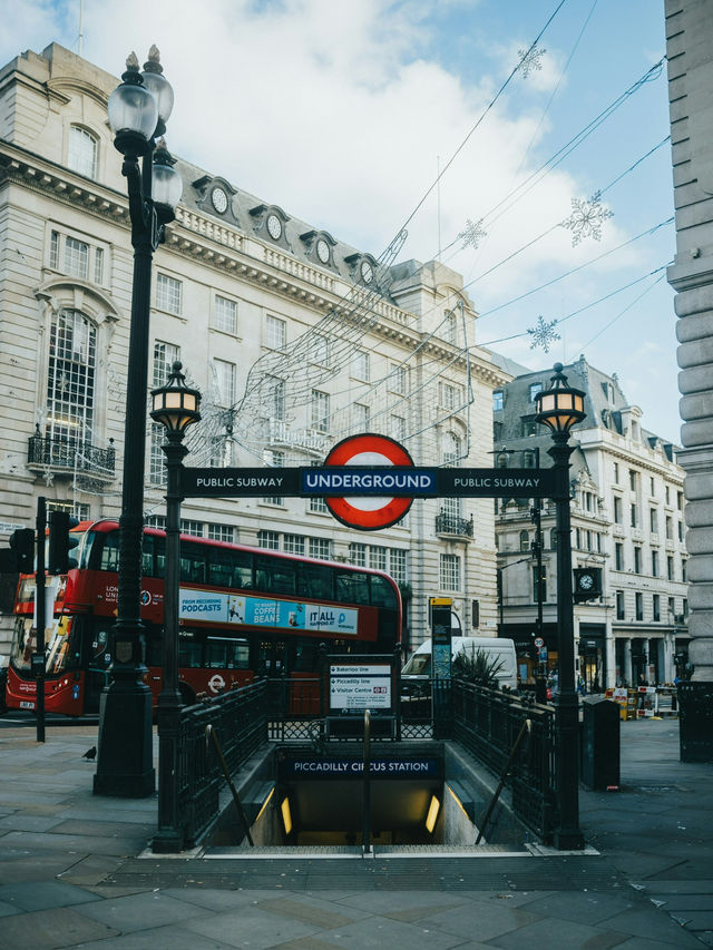 Tower Hill to Trafalgar Square: Vintage Bus Ride